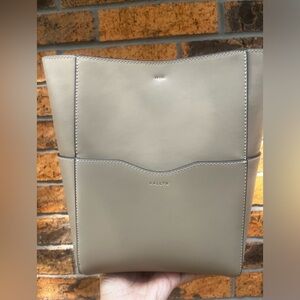 Aallyn Jordan Bucket - Pebble/Gold